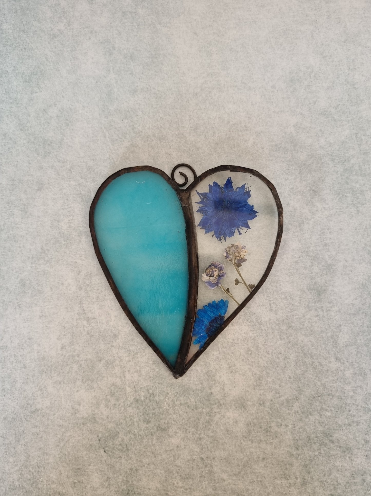 Azure dried flower glass heart – side view