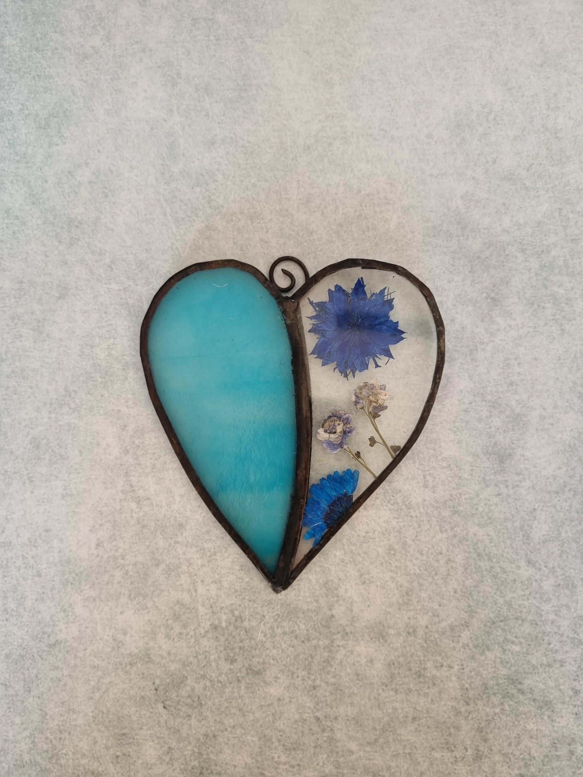 Azure dried flower glass heart – side view