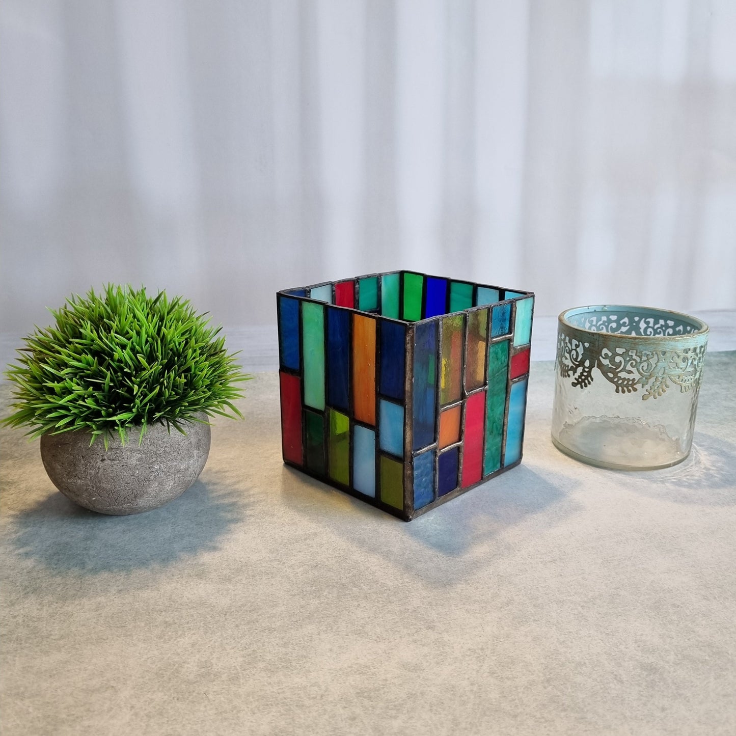 Colored glass candle holder – light and shadow effects
