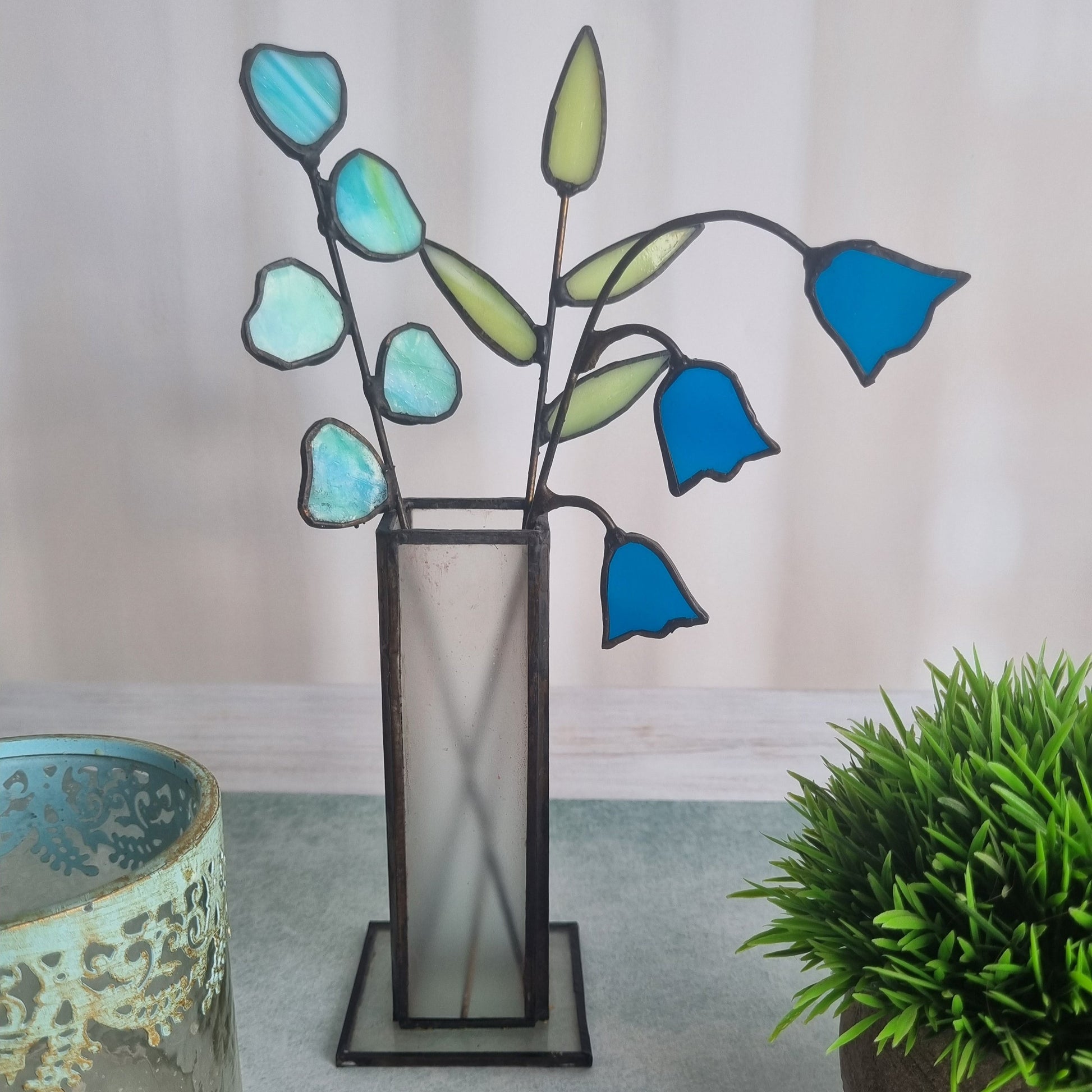Glass flower vase – side view with colorful handmade flowers
