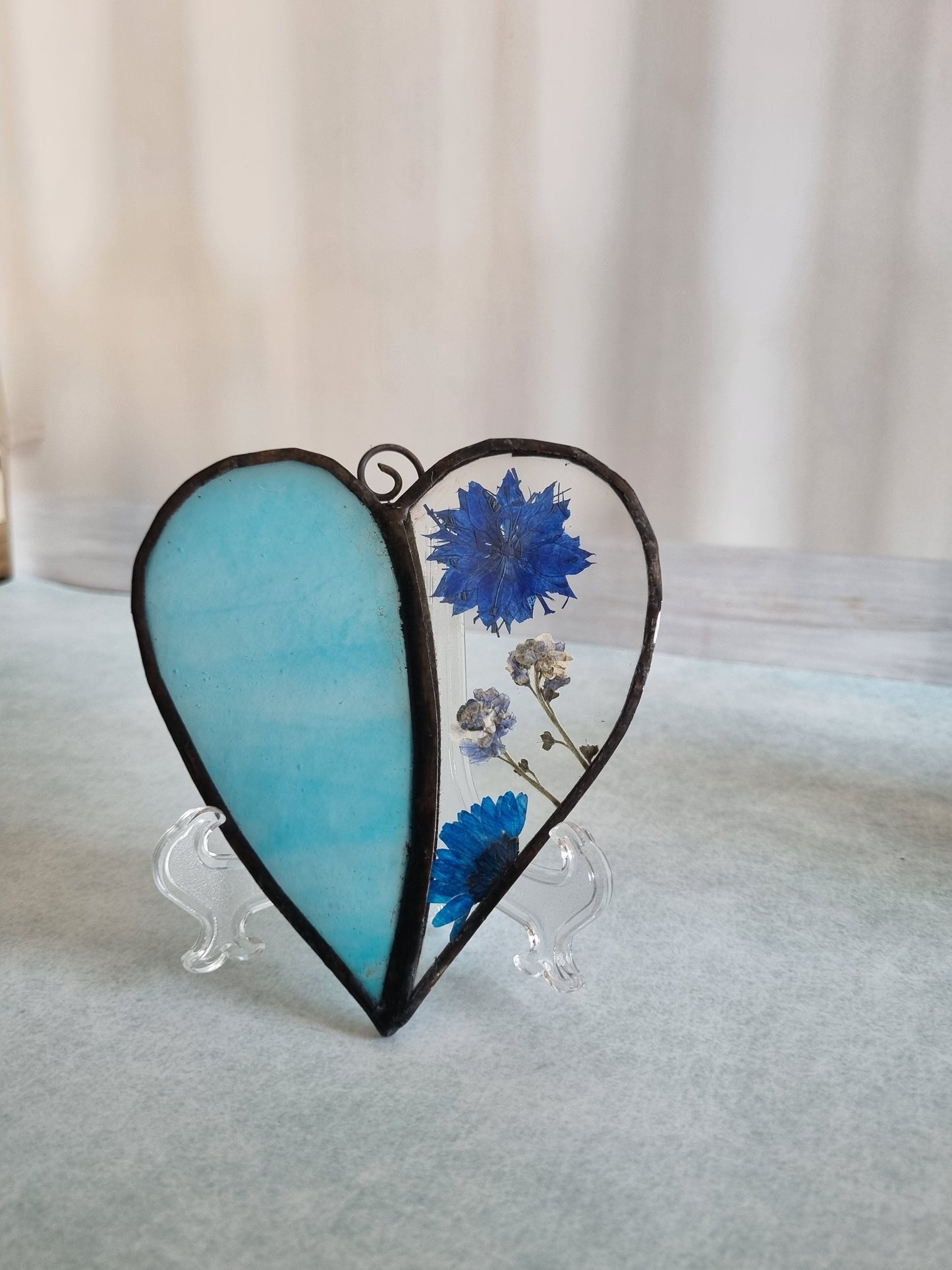 Handmade azure dried flower glass heart – close up detail
