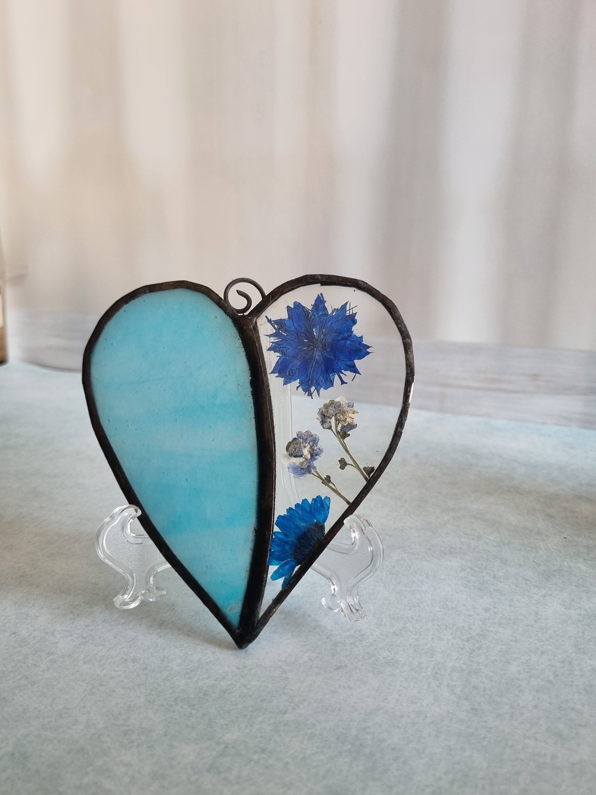 Handmade azure dried flower glass heart – close up detail