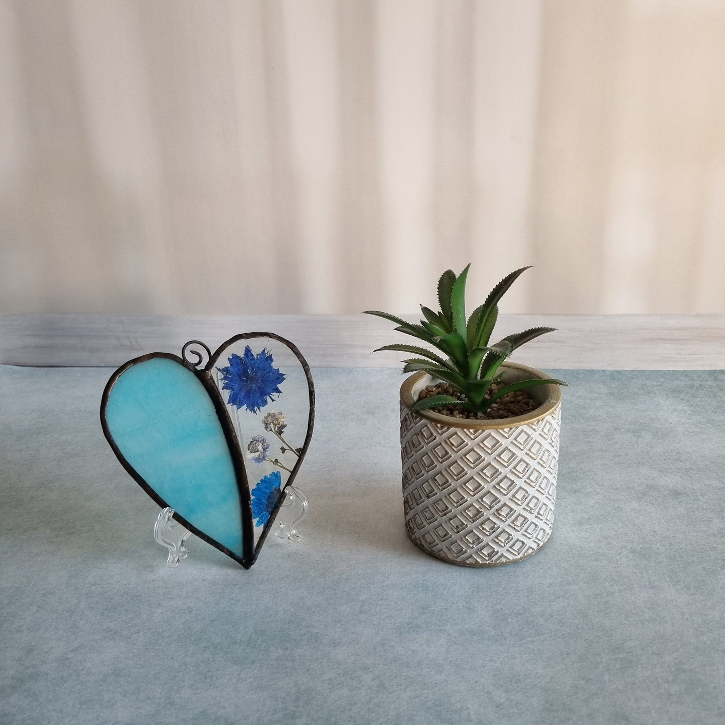 Handmade glass heart with real dried azure flowers – front view