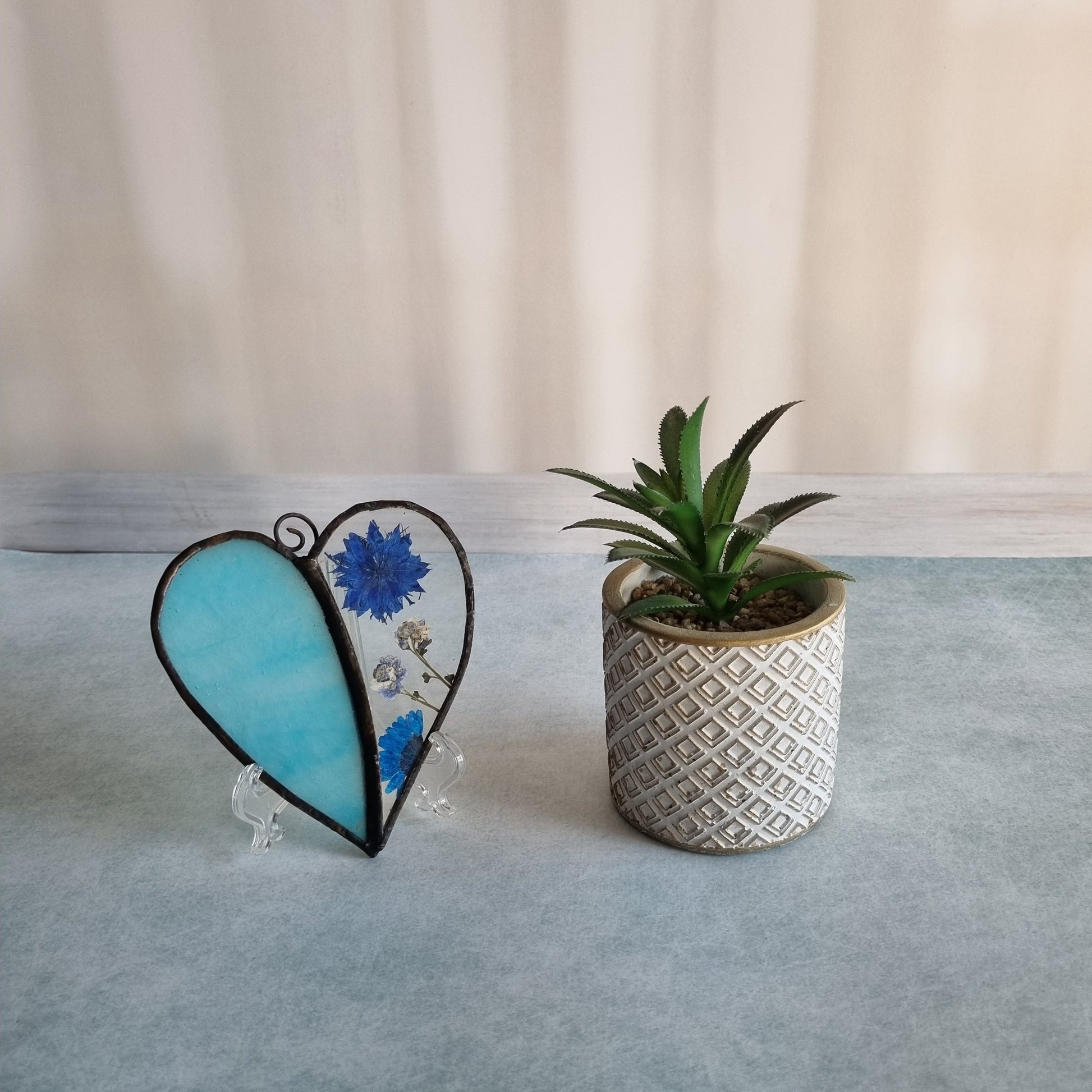 Handmade glass heart with real dried azure flowers – front view