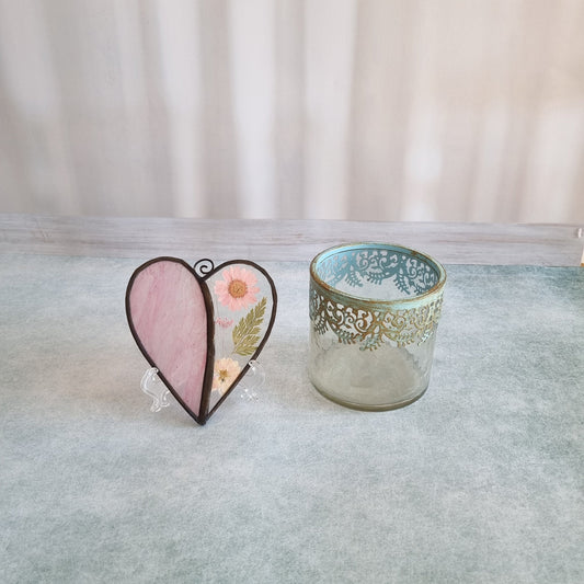 Handmade glass heart with real dried pink flowers – front view