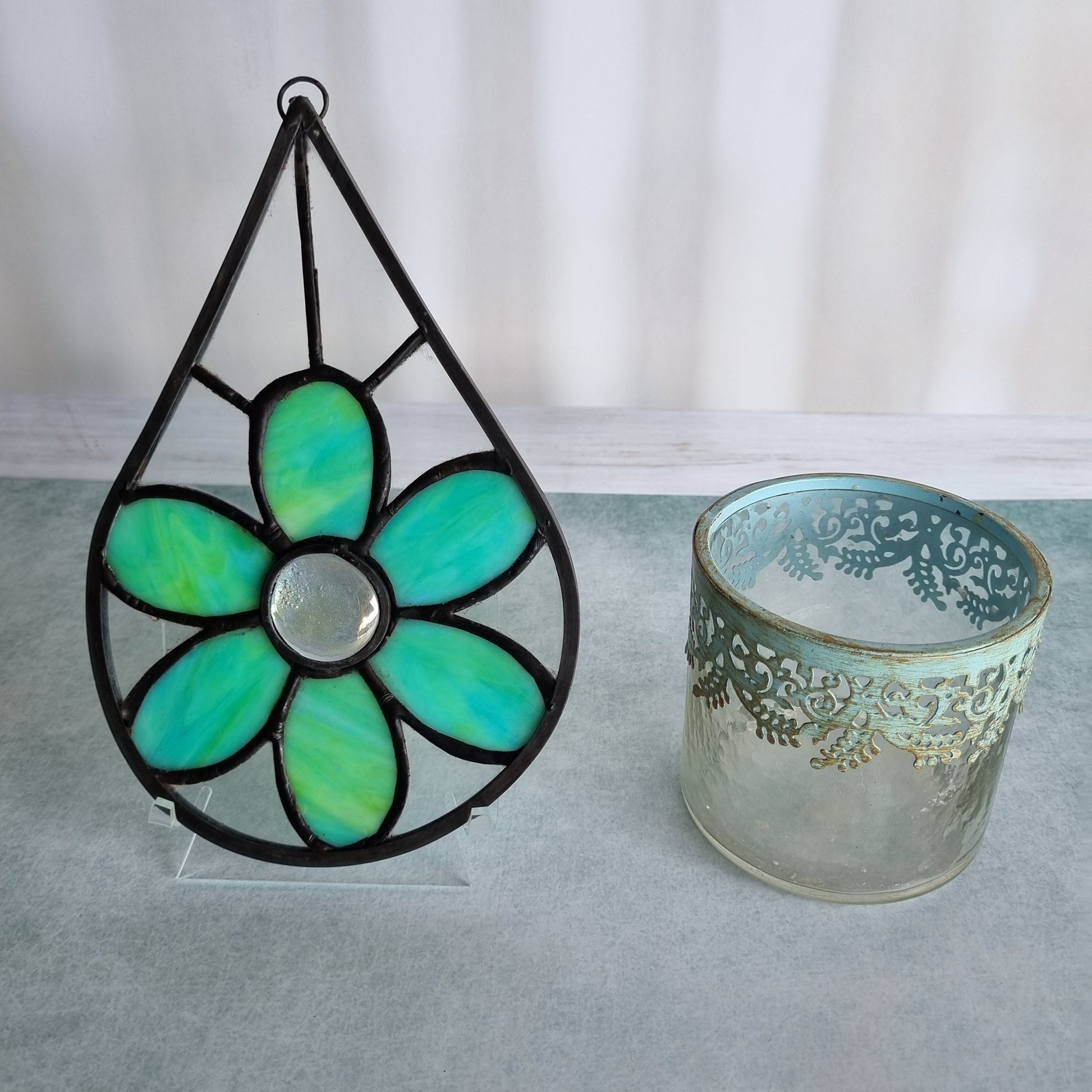 Stained glass green flower drop shape – detail of lead lines