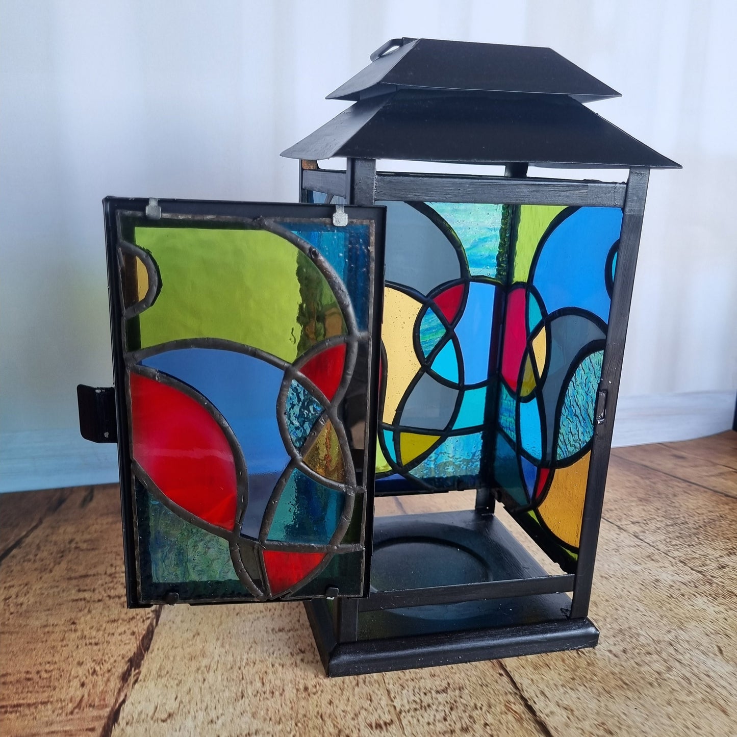 Stained glass lantern – colorful light projection