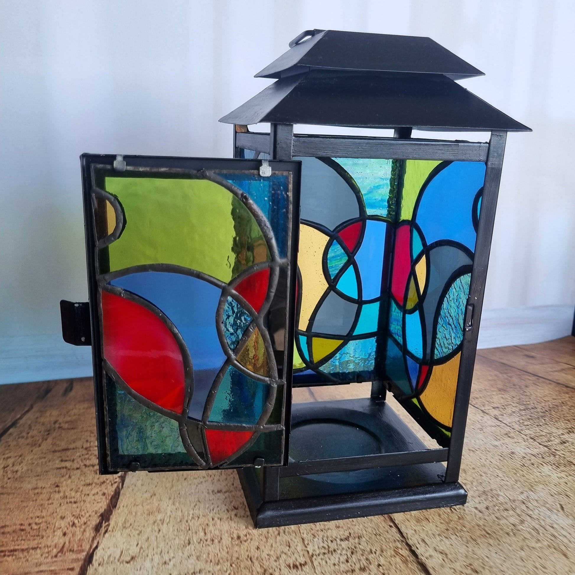 Stained glass lantern – colorful light projection